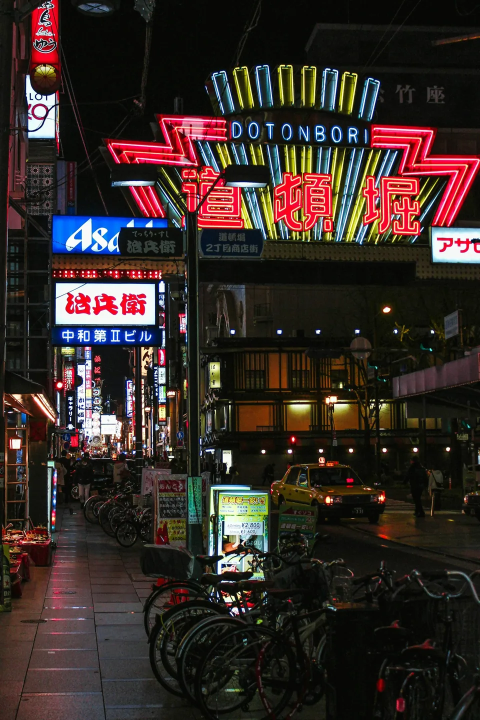 Letreiros e luzes de Osaka à noite